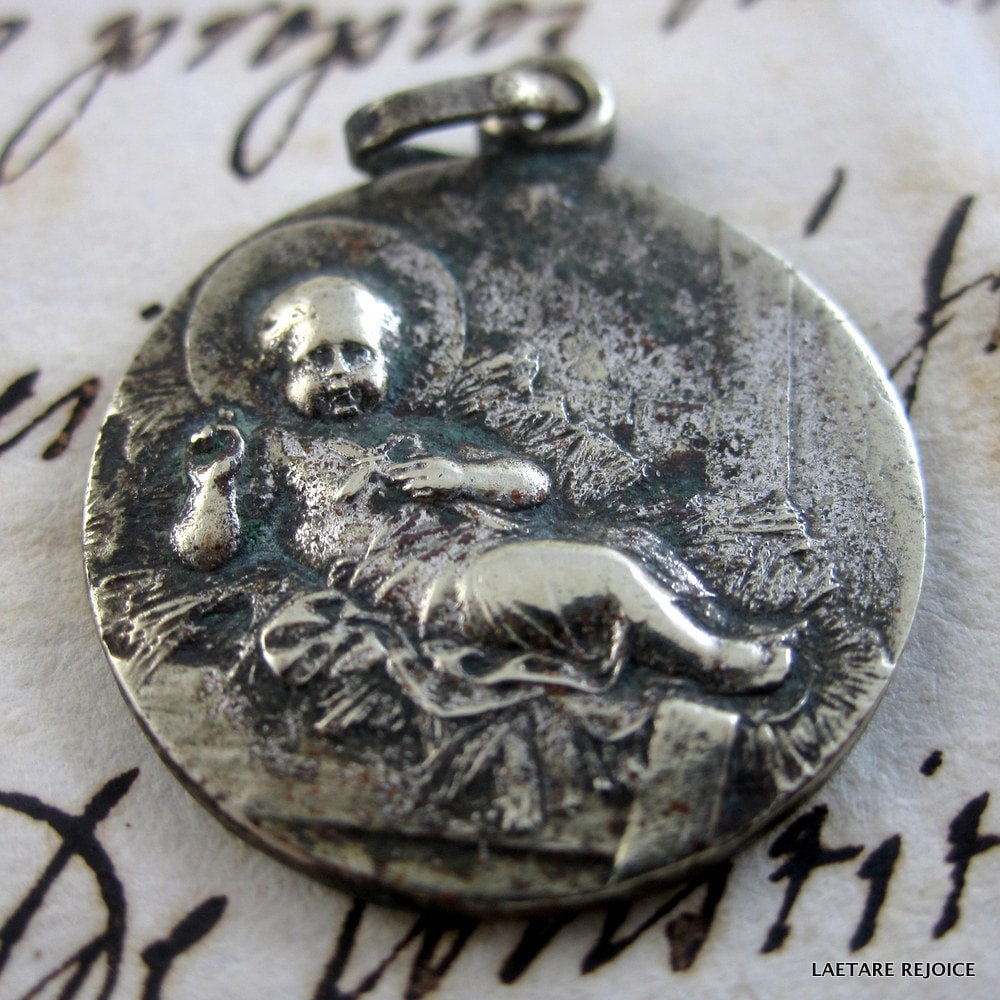 Zarte Jesus Kind Relief Religiöse Medaille - Geburt Weihnachten von LaetareRejoice