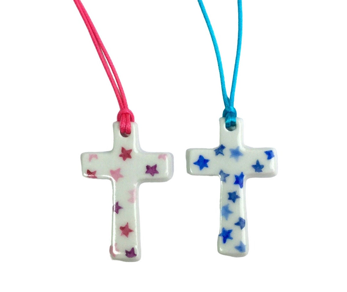 Geschenk Zur Erstkommunion Oder Taufe Für Kleine Mädchen Porzellankreuz Mit Kleinen Sternen in Rosa Blau Geschenk Zur Erstkommunion Oder Taufe Für Kleine Mädchen Porzellankreuz Mit Kleinen Sternen in Rosa Blau von LaetitiaSocirat