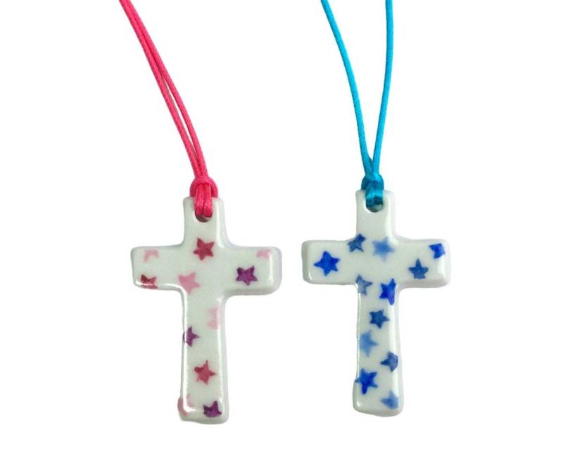 Geschenk Zur Erstkommunion Oder Taufe Für Kleine Mädchen Porzellankreuz Mit Kleinen Sternen in Rosa Blau von LaetitiaSocirat