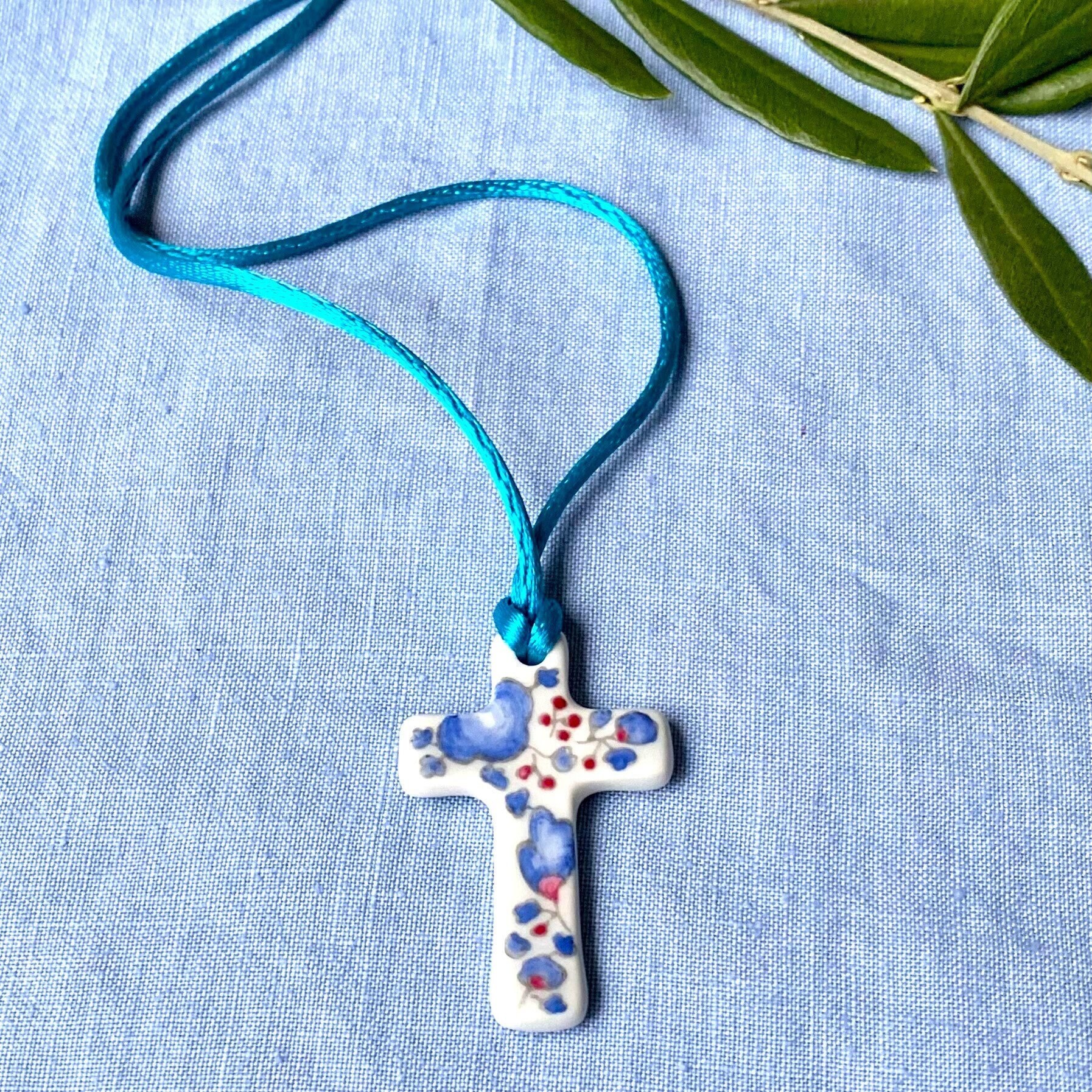 Kreuz Mit Liberty-Blumen Zur Taufe Oder Erstkommunion, Blau, Rosa, Rot, Porzellanschmuck Kreuz Mit Liberty-Blumen Zur Taufe Oder Erstkommunion, Blau, Rosa, Rot, Porzellanschmuck von LaetitiaSocirat