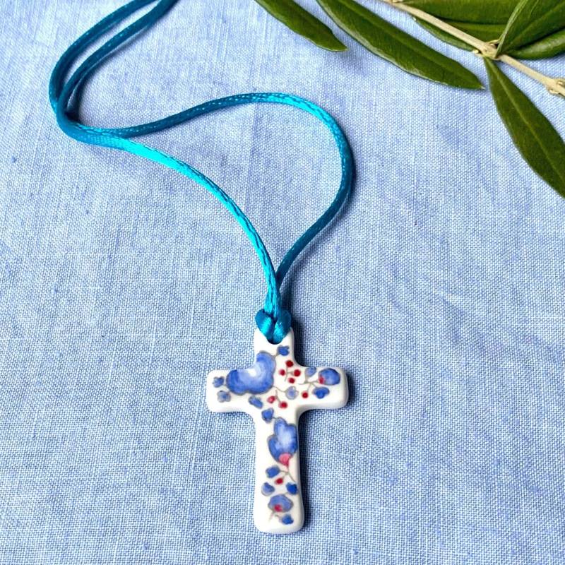 Kreuz Mit Liberty-Blumen Zur Taufe Oder Erstkommunion, Blau, Rosa, Rot, Porzellanschmuck Kreuz Mit Liberty-Blumen Zur Taufe Oder Erstkommunion, Blau, Rosa, Rot, Porzellanschmuck von LaetitiaSocirat