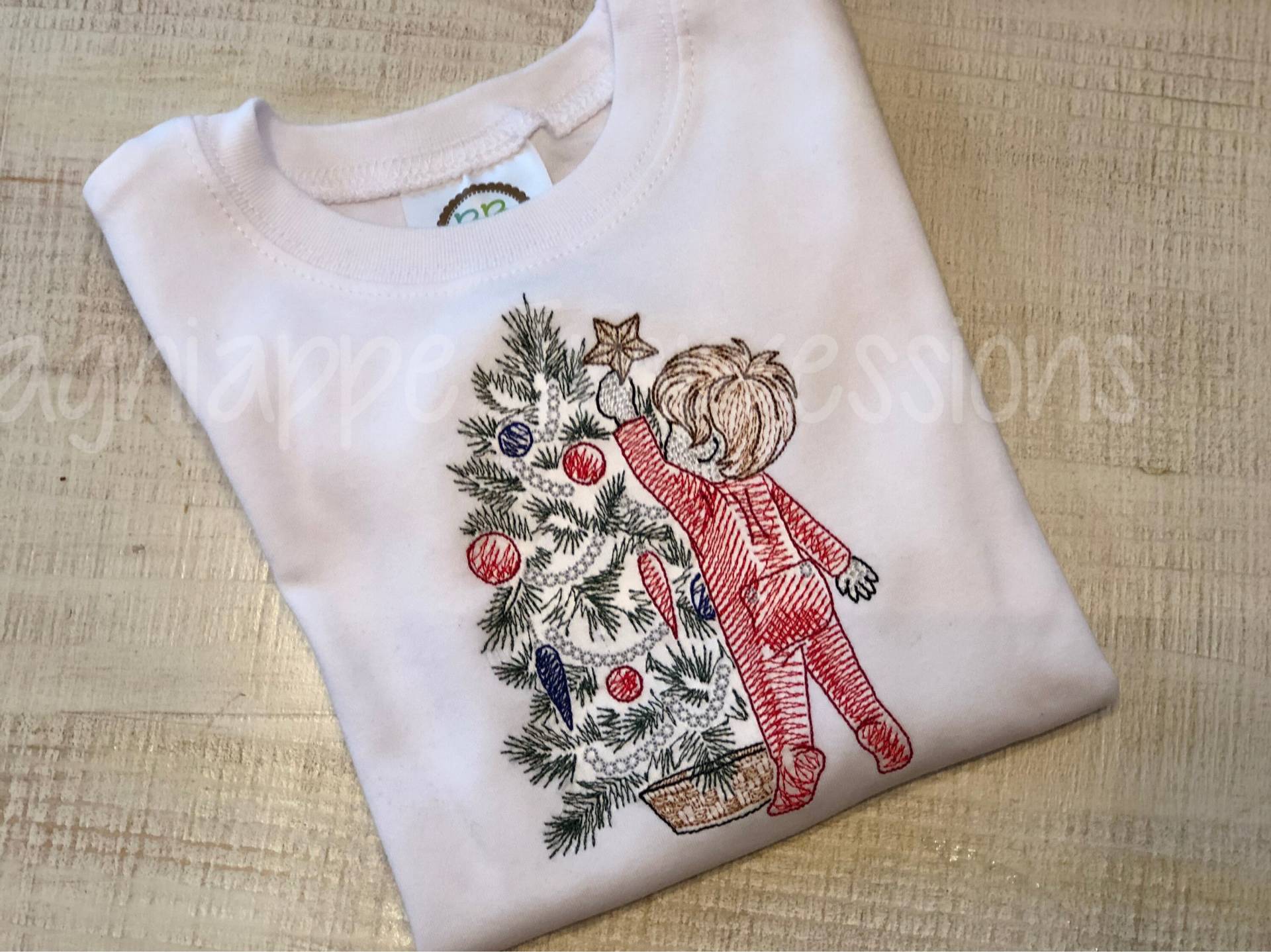 Junge Schmücken Weihnachtsbaum Shirt Junge Schmücken Weihnachtsbaum Shirt von LagniappeImpressions