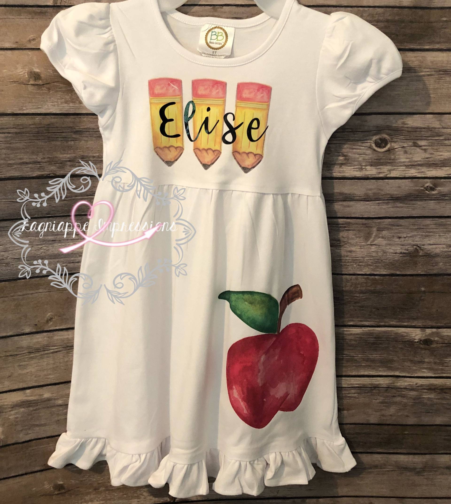 Zurück Zu Schulstiften Und Apfelhemd Oder Empire-Taillenkleid Zurück Zu Schulstiften Und Apfelhemd Oder Empire-Taillenkleid von LagniappeImpressions