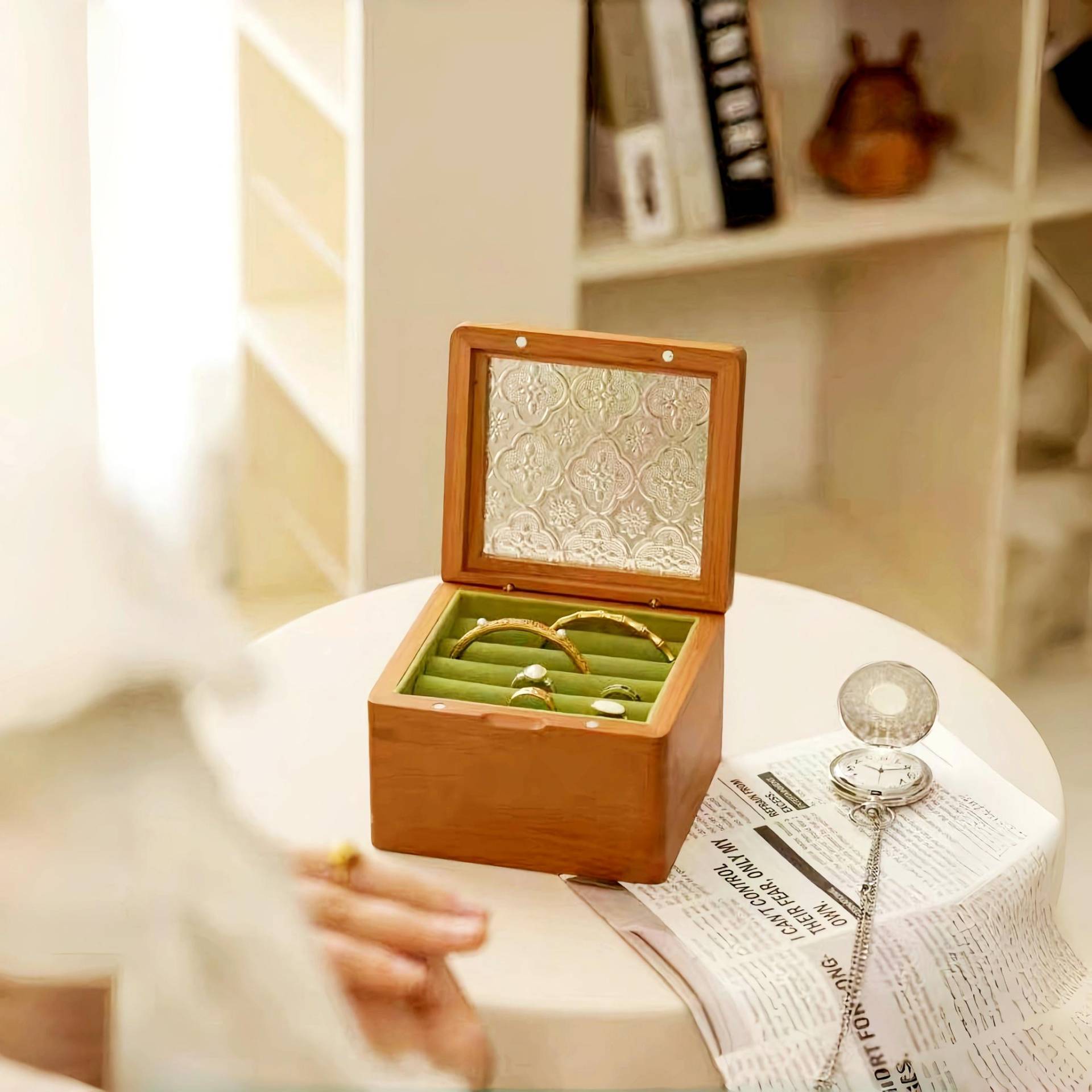 Green Bangles Storage Box, Rings Bracelets Jewelry Begonia Flower Glass, Cherry Wood Custom Box For Women von LagoHFs