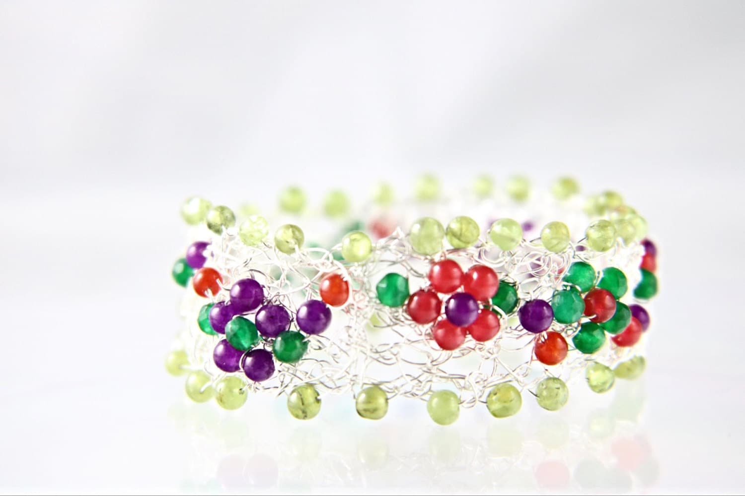 Bunte Rote, Grüne Und Lila Natürlichen Edelstein Floral Draht Häkeln Sterling Silber Armband, Bestickte Blumenmuster Bunte Rote, Grüne Und Lila Natürlichen Edelstein Floral Draht Häkeln Sterling Silber Armband, Bestickte Blumenmuster von LagoonjewelryArt