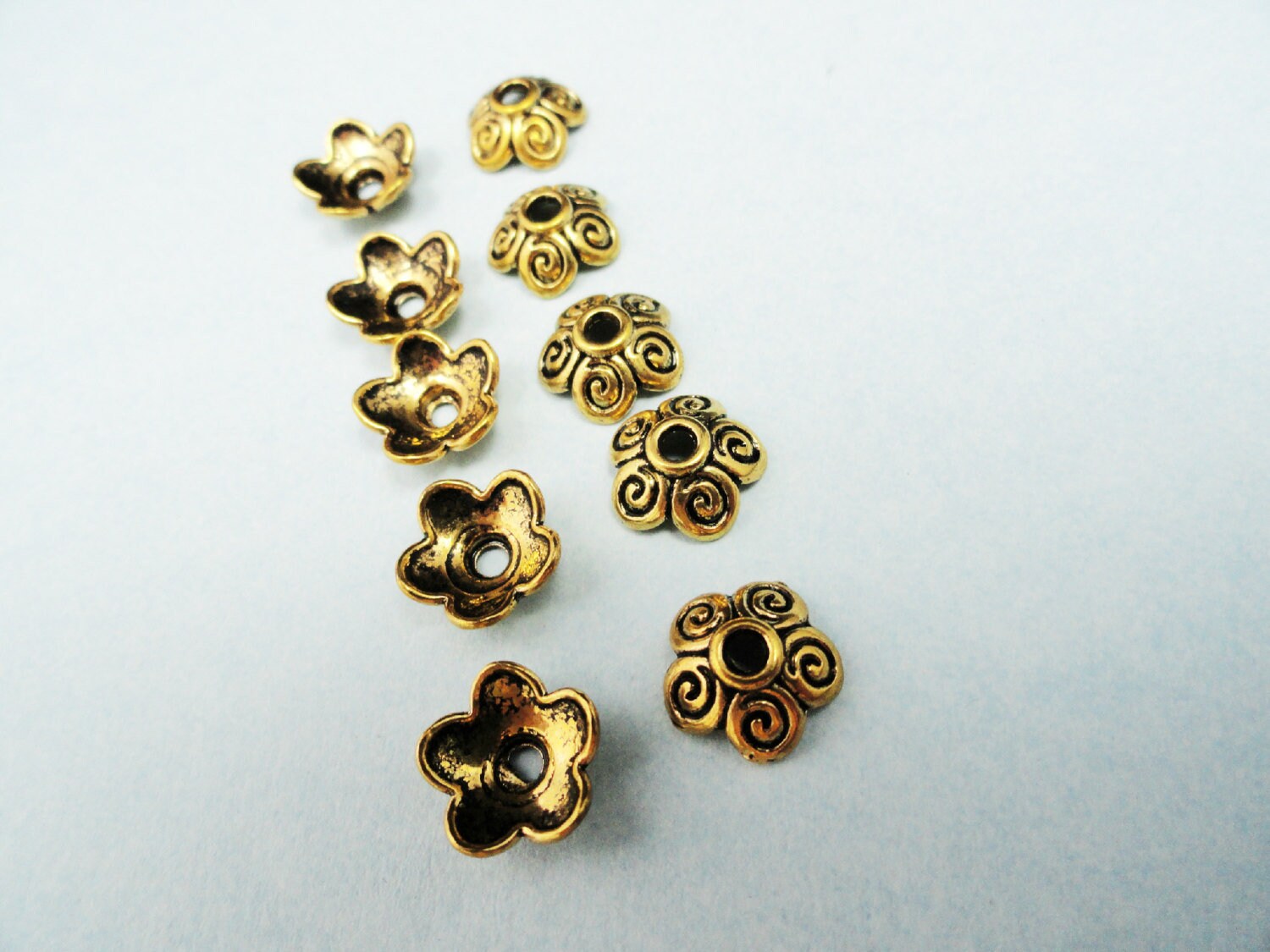 50 Perlenkappen Gold Pewter 4 X 10 Mm - Großhandel 50 Perlenkappen Gold Pewter 4 X 10 Mm - Großhandel von LagrigiaBeadsEtc