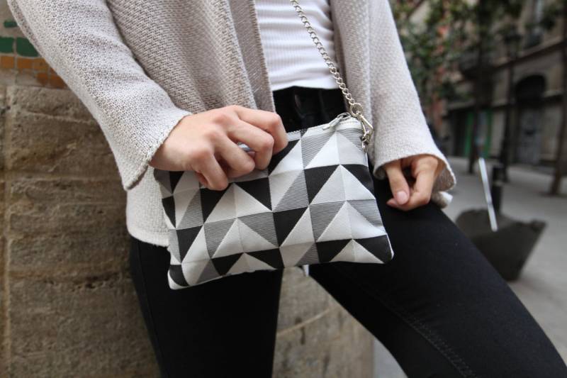 Boho Schultertasche Handgemachte Clutch in Schwarz & Grau Mit Silberner Kette von LagutShop