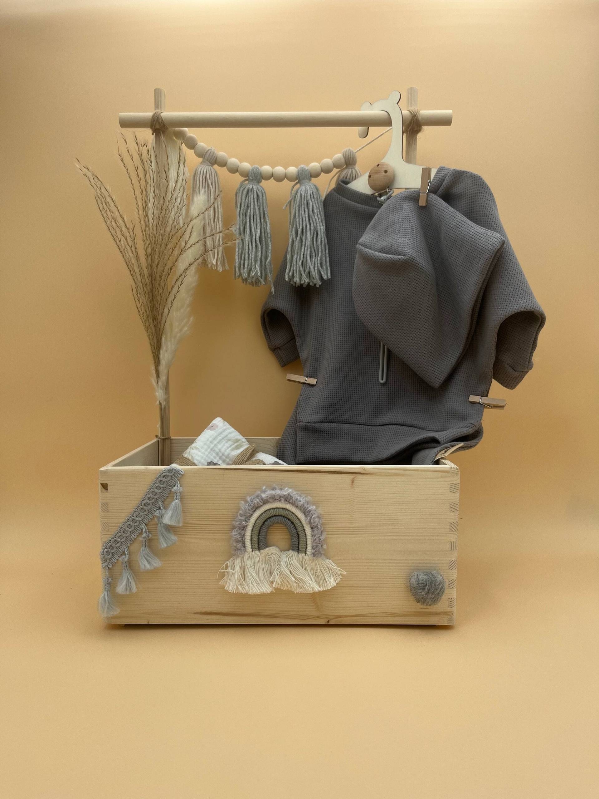 Babygarderobe Inkl. Kleiderstange, Geschenkkiste Geburt, Geschenk Babyparty, Handmade Babykleidung, Windeltorte von Lailistyle