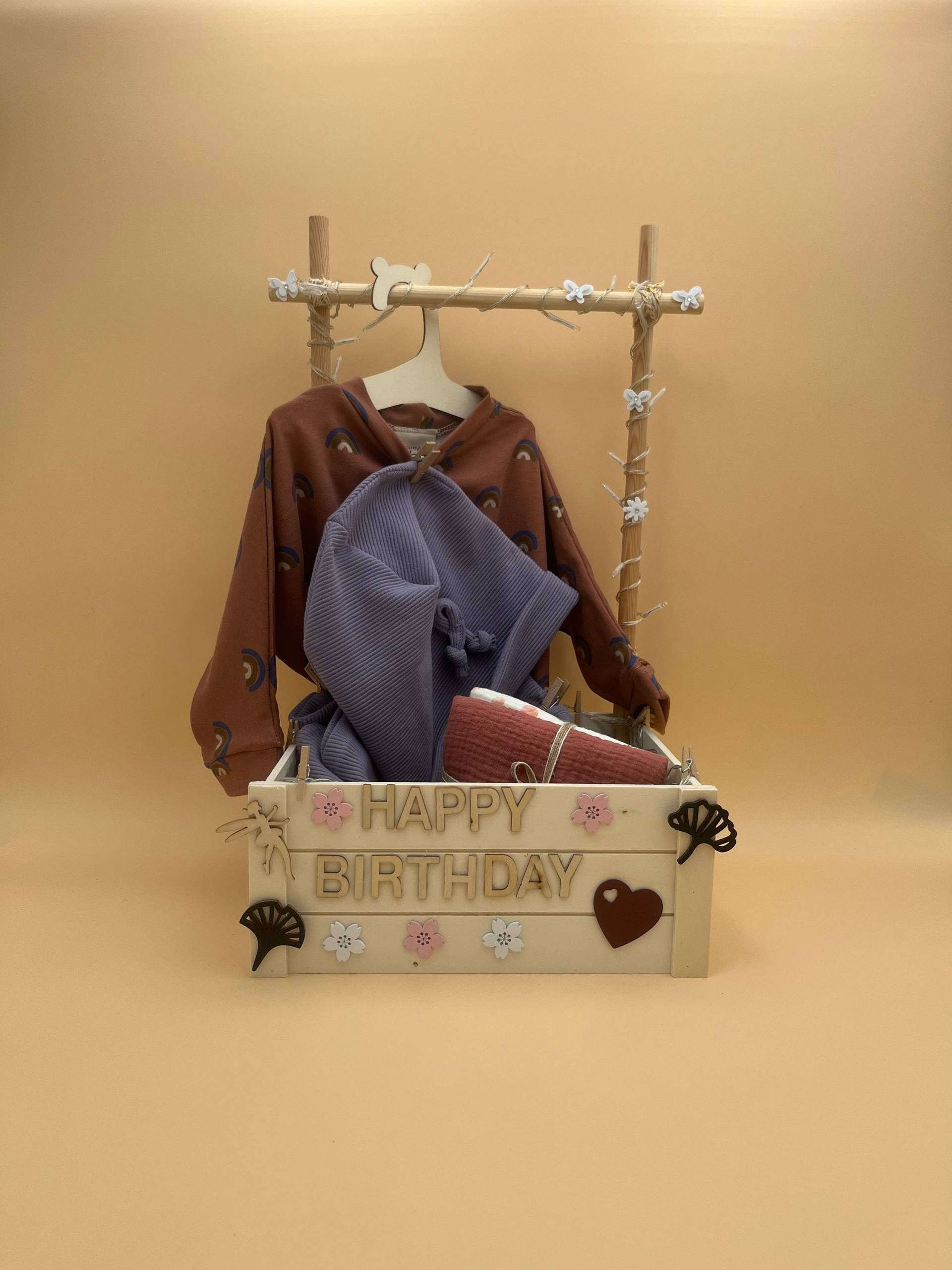 Babygarderobe Inkl. Kleiderstange, Geschenkkiste Geburt, Geschenk Babyparty, Handmade Babykleidung, Windeltorte von Lailistyle