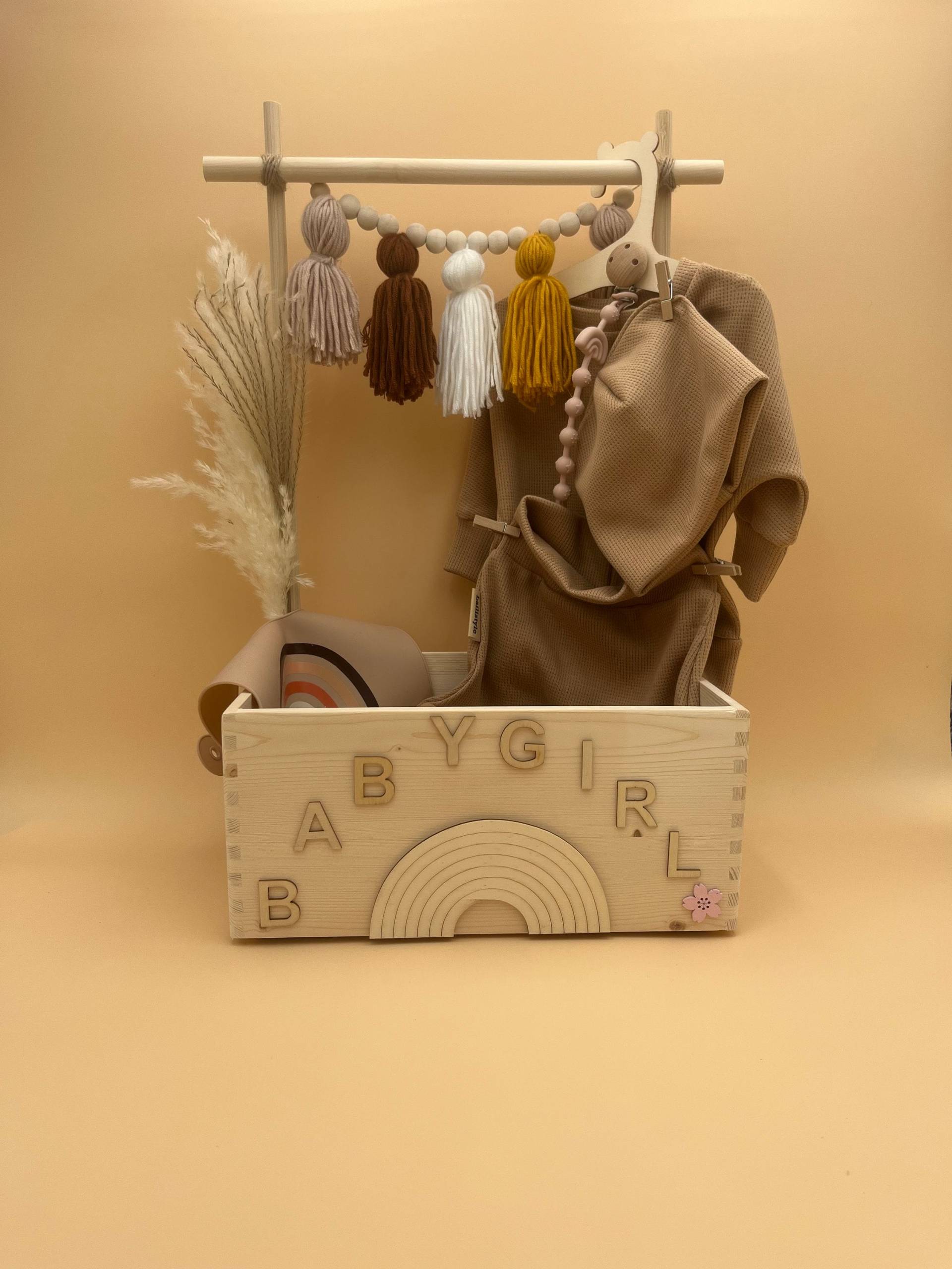 Babygarderobe Inkl. Kleiderstange, Geschenkkiste Geburt, Geschenk Babyparty, Handmade Babykleidung, Windeltorte von Lailistyle