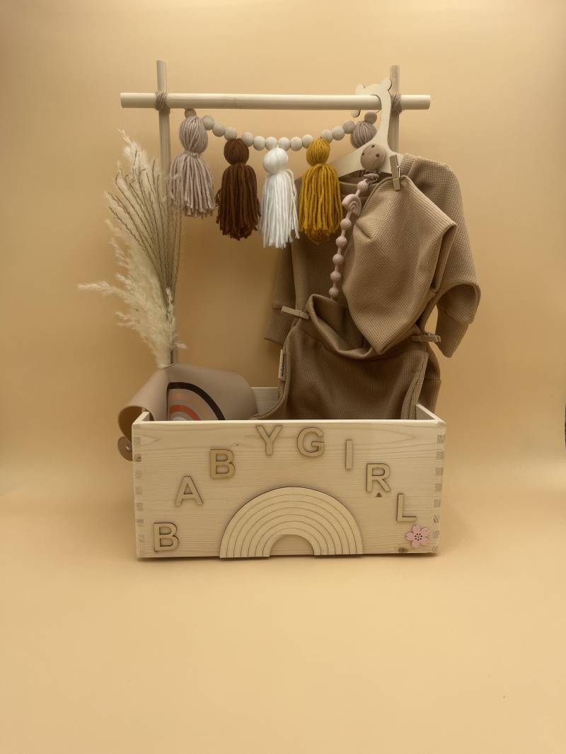 Babygarderobe Inkl. Kleiderstange, Geschenkkiste Geburt, Geschenk Babyparty, Handmade Babykleidung, Windeltorte von Lailistyle