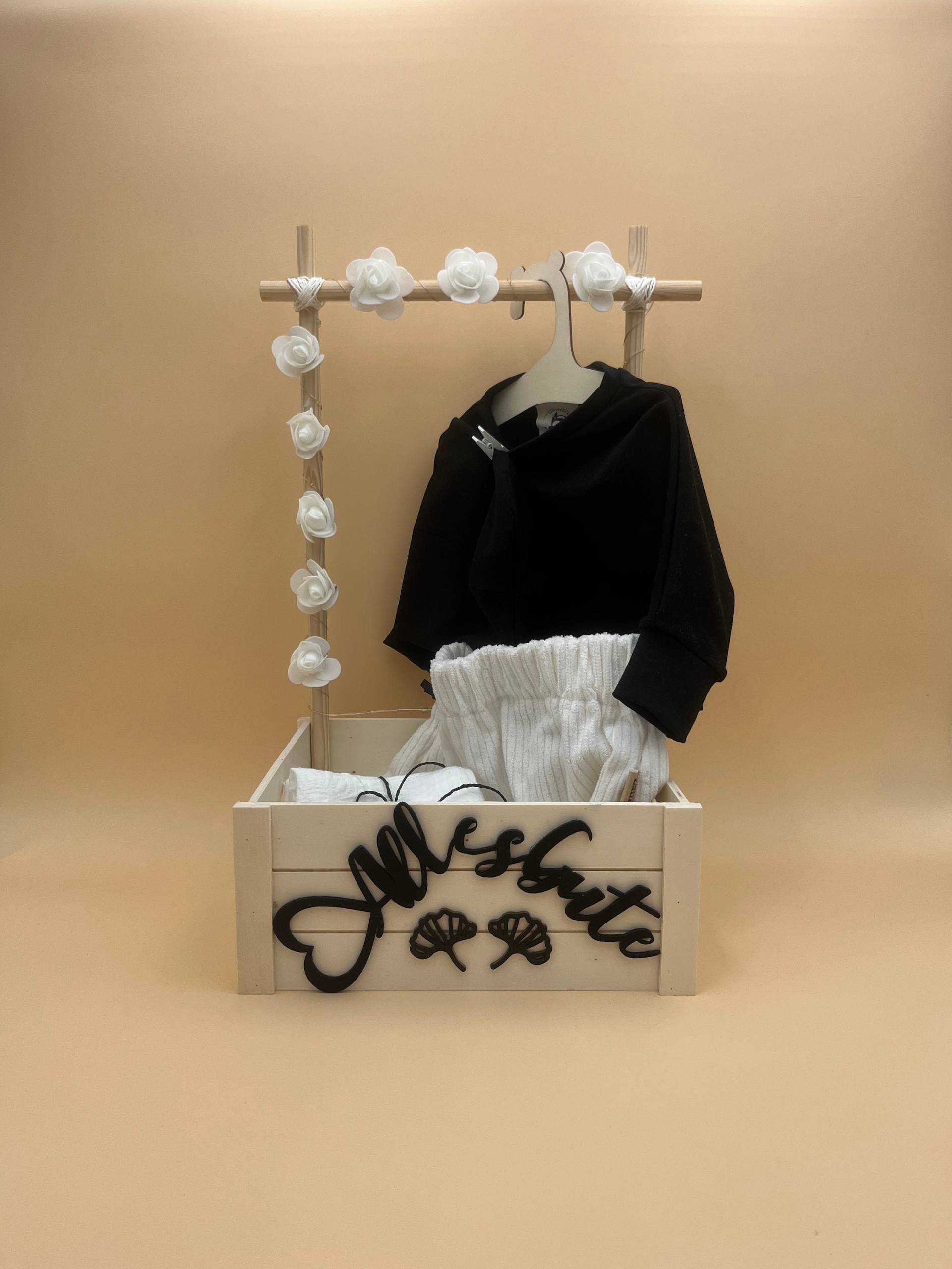 Babygarderobe Inkl. Kleiderstange, Geschenkkiste Geburt, Geschenk Babyparty, Handmade Babykleidung, Windeltorte von Lailistyle