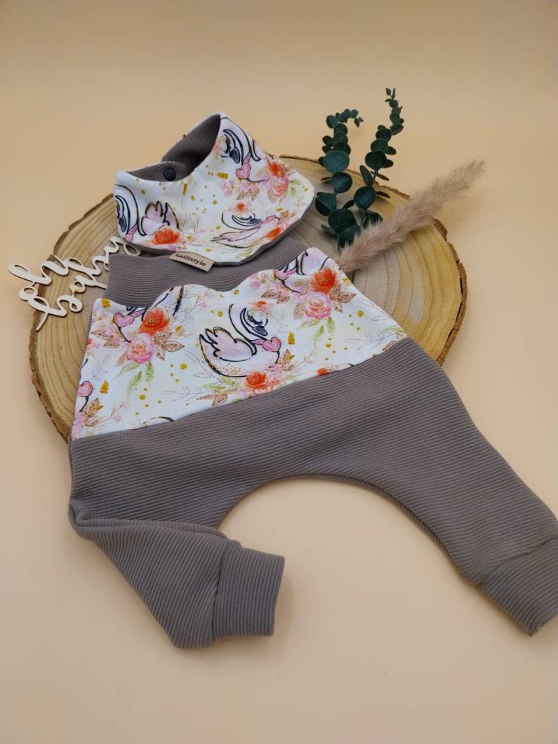 Handgenähte Babyhose & Lätzchen Im Set Gr.68, Geschenkset Baby von Lailistyle