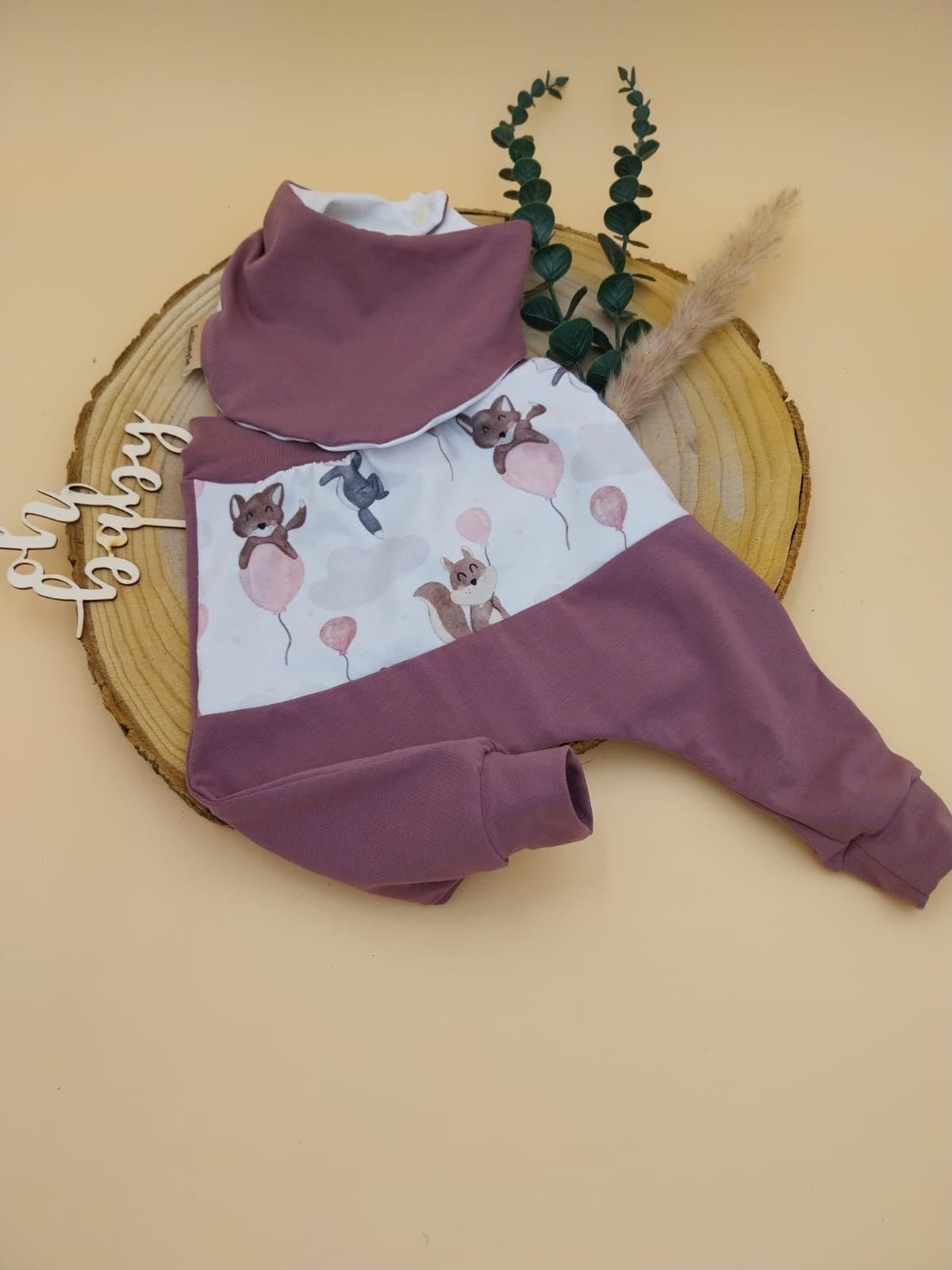 Handgenähte Babyhose & Lätzchen Im Set in Rosa Oder Lila Gr.68, Geschenkset Baby von Lailistyle
