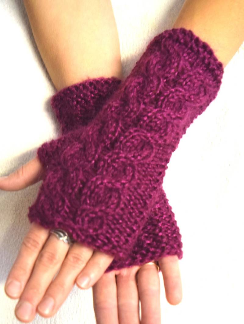 Fingerlose Handschuhe Verkabelt Warme Pulswärmer Dunkel Rosa Fuchsia Frauen Winter Accessoire von LaimaShop