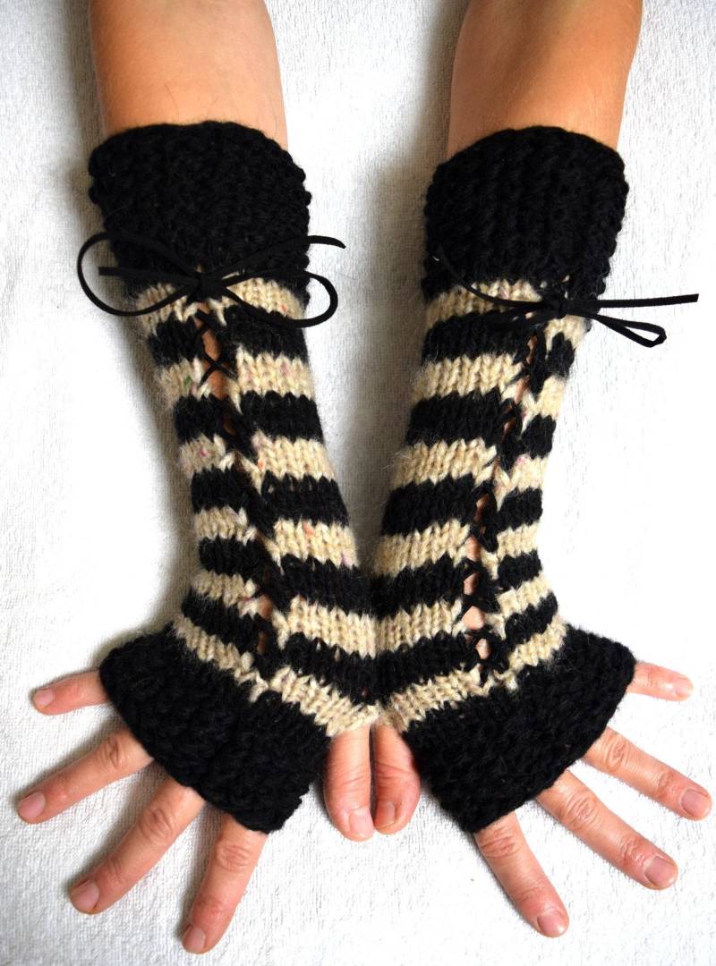 Fingerlose Handschuhe Damen Lang Korsett Pulswärmer Schwarz Creme Mit Wildleder Bändern Victorian Style Handgestrickt von LaimaShop