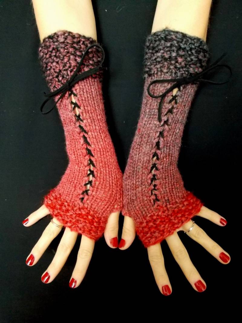 Fingerlose Handschuhe Korsett Pulswärmer in Rot Grau Farbtönen Mit Schwarzen Wildleder Bändern Victorian Style von LaimaShop
