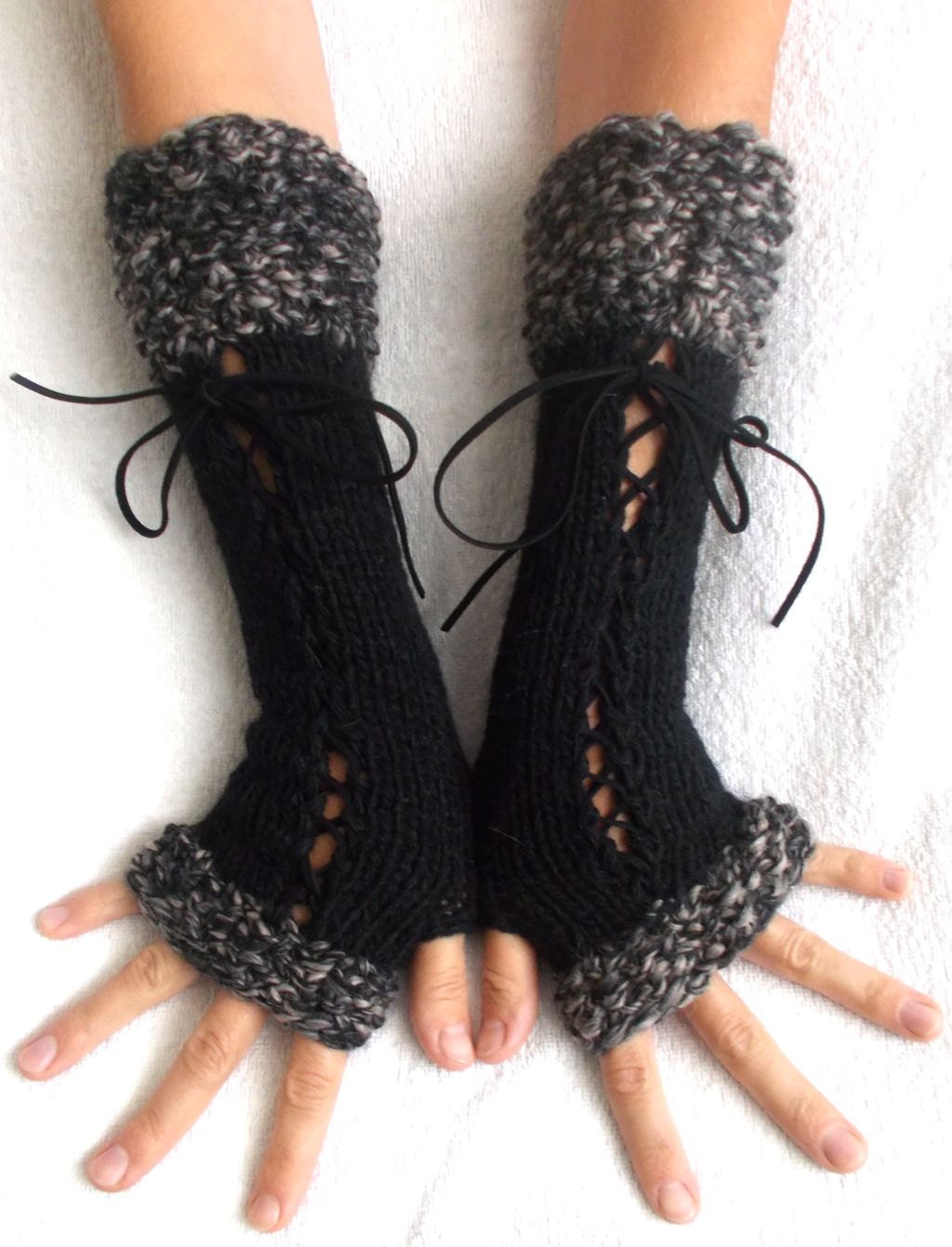 Fingerlose Handschuhe Lange Strick Armstulpen Taupe/ Braun/ Beige Schwarz Korsett Mit Wildlederbändern Victorian Style von LaimaShop