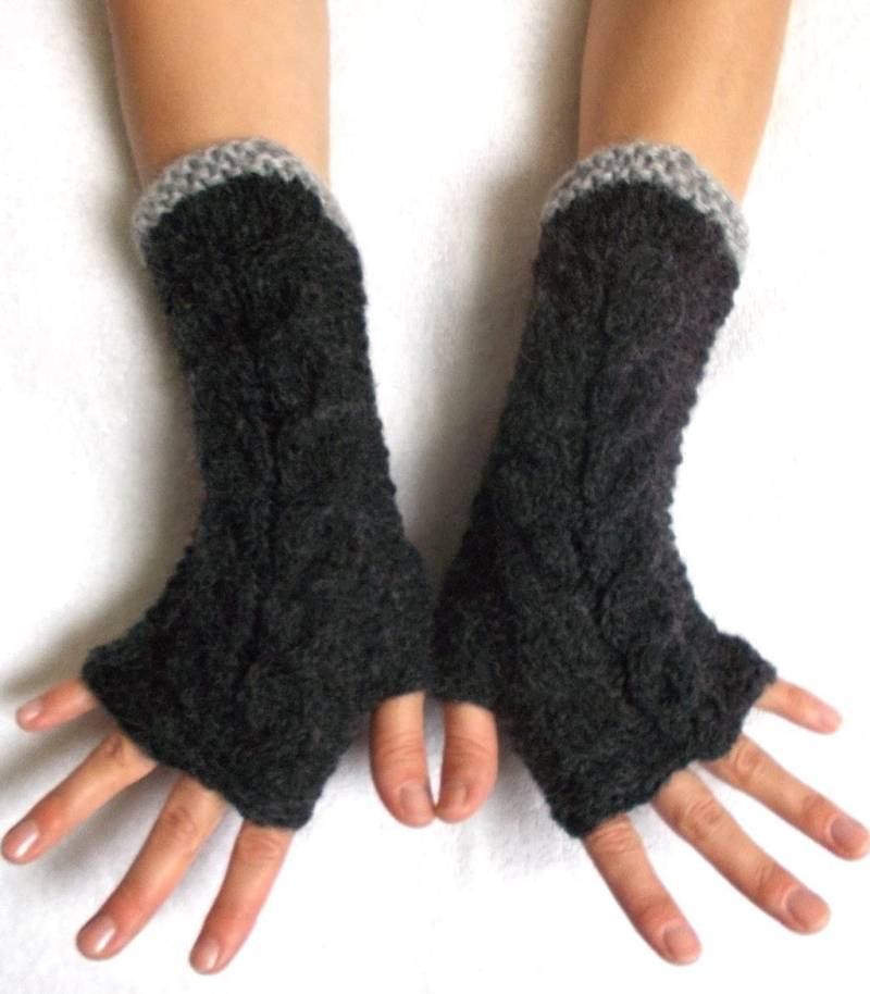 Fingerlose Handschuhe Mit Zopfmuster Warme Pulswärmer Dunkelgraue Fingerlose Frauen Winter Accessoire von LaimaShop