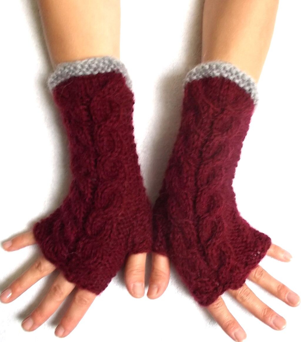Fingerlose Handschuhe Mit Zopfmuster Warme Pulswärmer Dunkelrot Graue Fäustlinge von LaimaShop