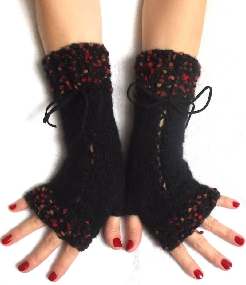 Fingerlose Handschuhe Schwarz Korsett Pulswärmer Handgestrickte Damen Winter Mode Dunkelrot Braun Pompons von LaimaShop