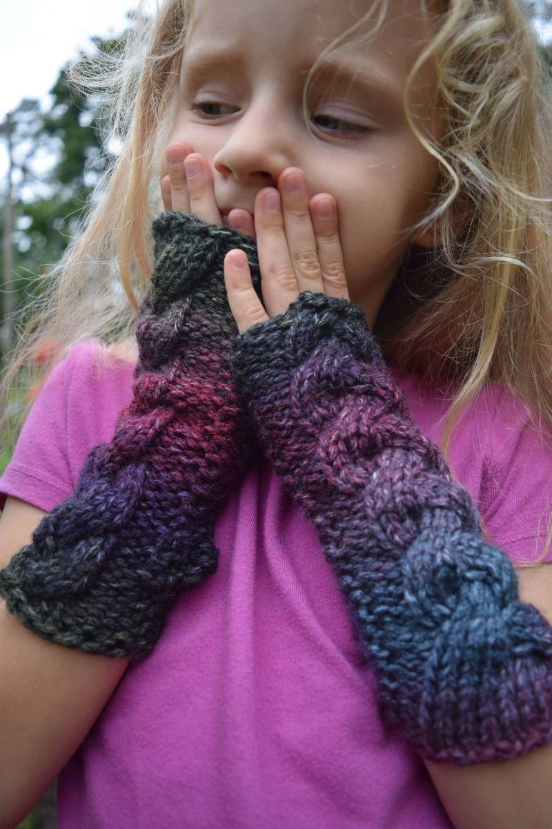 Fingerlose Kinderhandschuhe Für Mädchen Zopfmuster Warm Grün Lila Kastanienbraun Rosa Violett Handgestrickte Weiche Acrylfäustlinge von LaimaShop