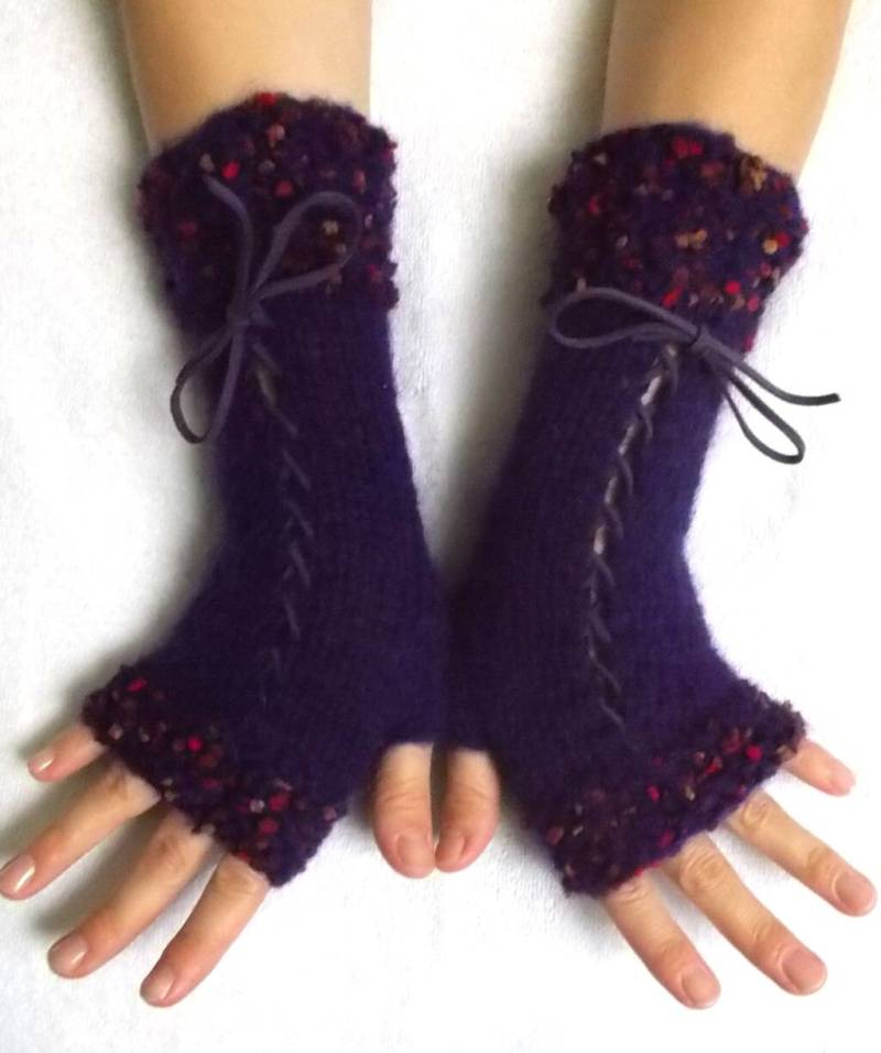 Fingerlose Korsett Handschuhe Für Frauen Pulswärmer in Violett Handgestrickt Winter Accessoire von LaimaShop