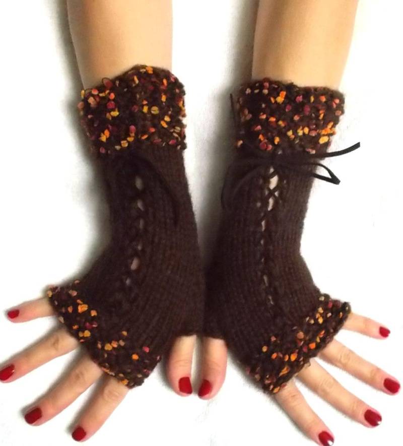 Gestrickte Fingerlose Handschuhe Korsett Pulswärmer in Braun Mit Wildlederbändern Orange Kupfer Mini Pompoms von LaimaShop