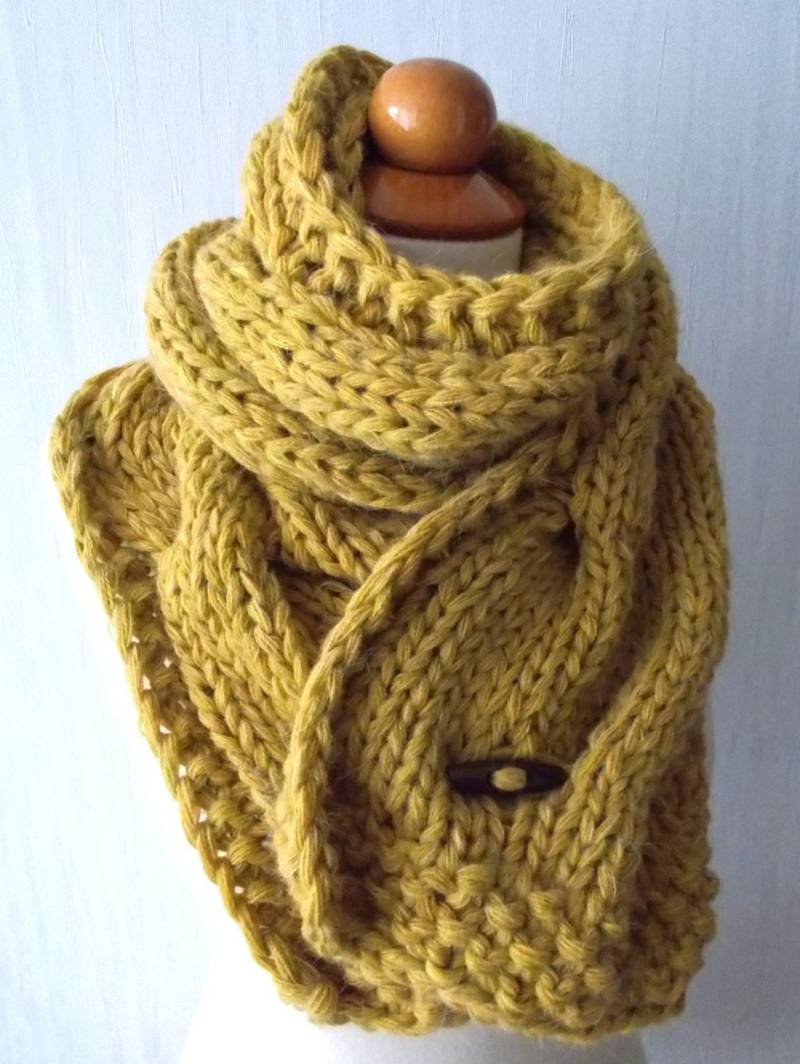 Grobstrick Schal Groß Zopfmuster Senf Gelb Golden Gugel Hand Gestrickt von LaimaShop