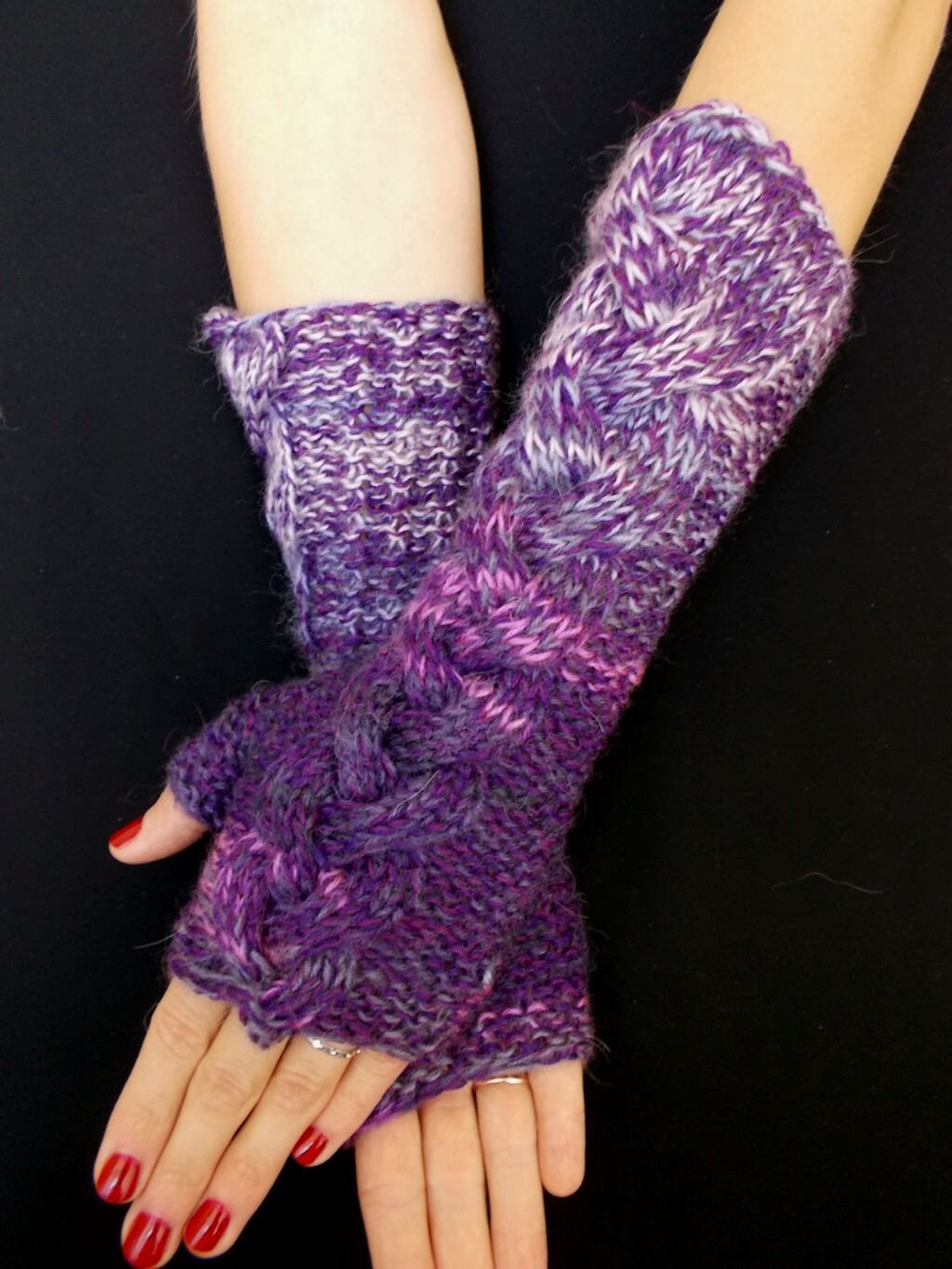 Handgestrickte Fingerlose Armstulpen Aus Merinowolle Mit Zopfmuster Violet Lila Lavendel von LaimaShop