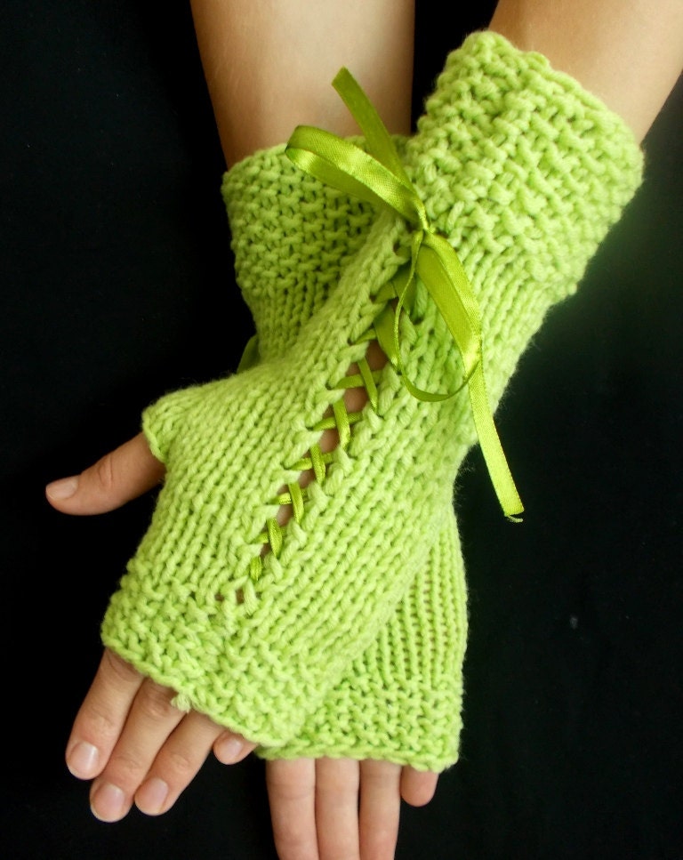 Hellgrüne Fingerlose Handschuhe Damen Strickkorsett Pulswärmer von LaimaShop