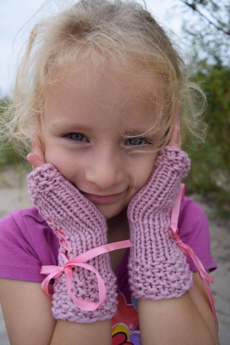 Mädchen Fingerlose Korsett Handschuhe Softacryl Kinder Pulswärmer in Rosa Auf Bestellung von LaimaShop