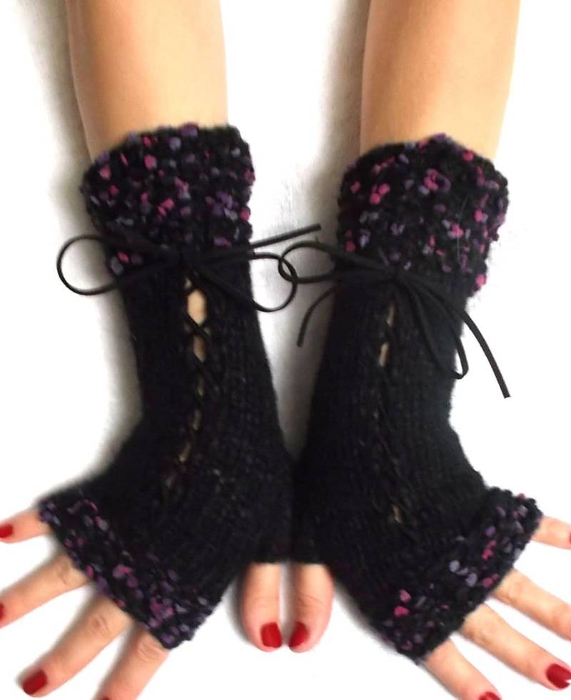 Schwarze Pulswärmer Handgestrickte Korsett Mit Wildlederbändern von LaimaShop