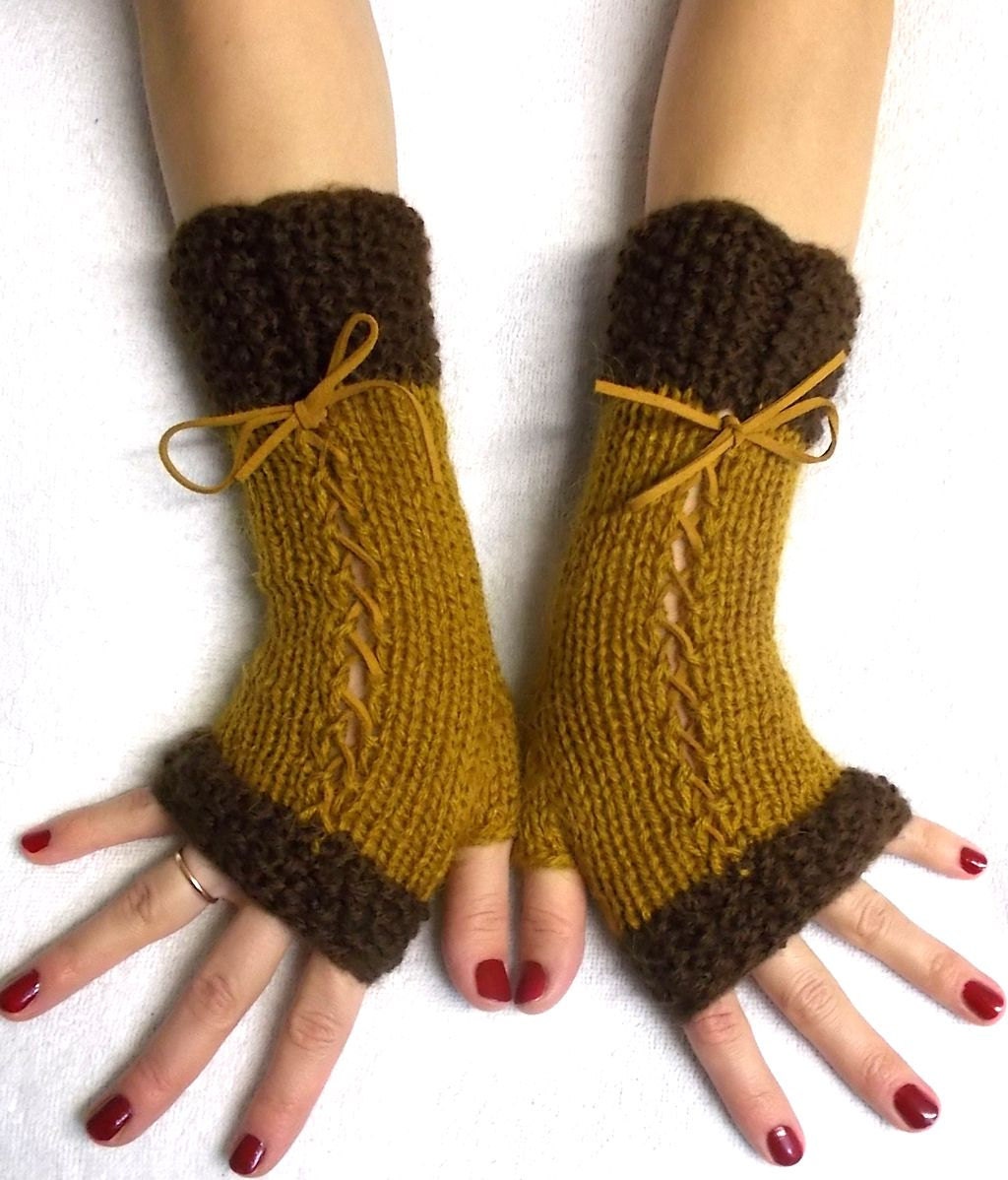 Strick Armstulpen Pulswärmer Braun Korsett Mit Wildlederbändern Victorian Style von LaimaShop