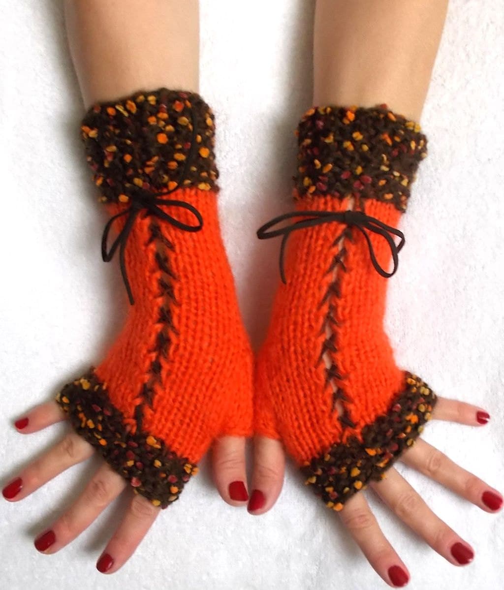 Warme Fingerlose Handschuhe Korsett Pulswärmer in Orange Braun Mit Wildlederbändern von LaimaShop