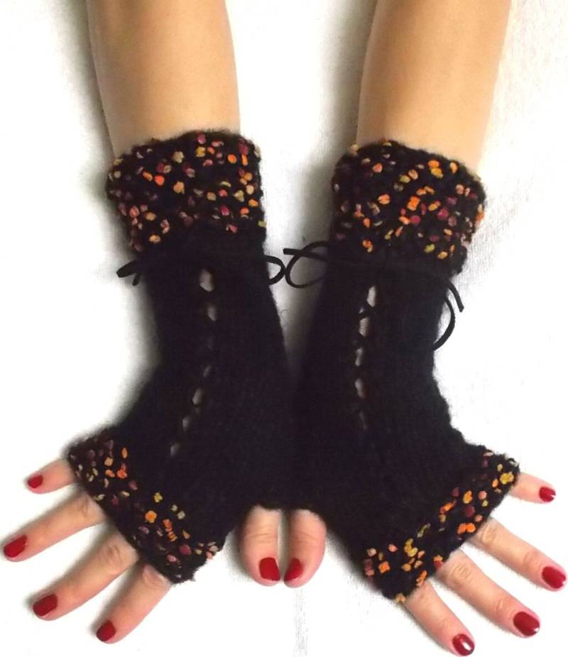 Weihnachtsgeschenk Für Sie Fingerlose Handschuhe Schwarz Korsett Pulswärmer Hand Gestrickt Frauen Wintermode Dunkelrot Orange Pompons von LaimaShop