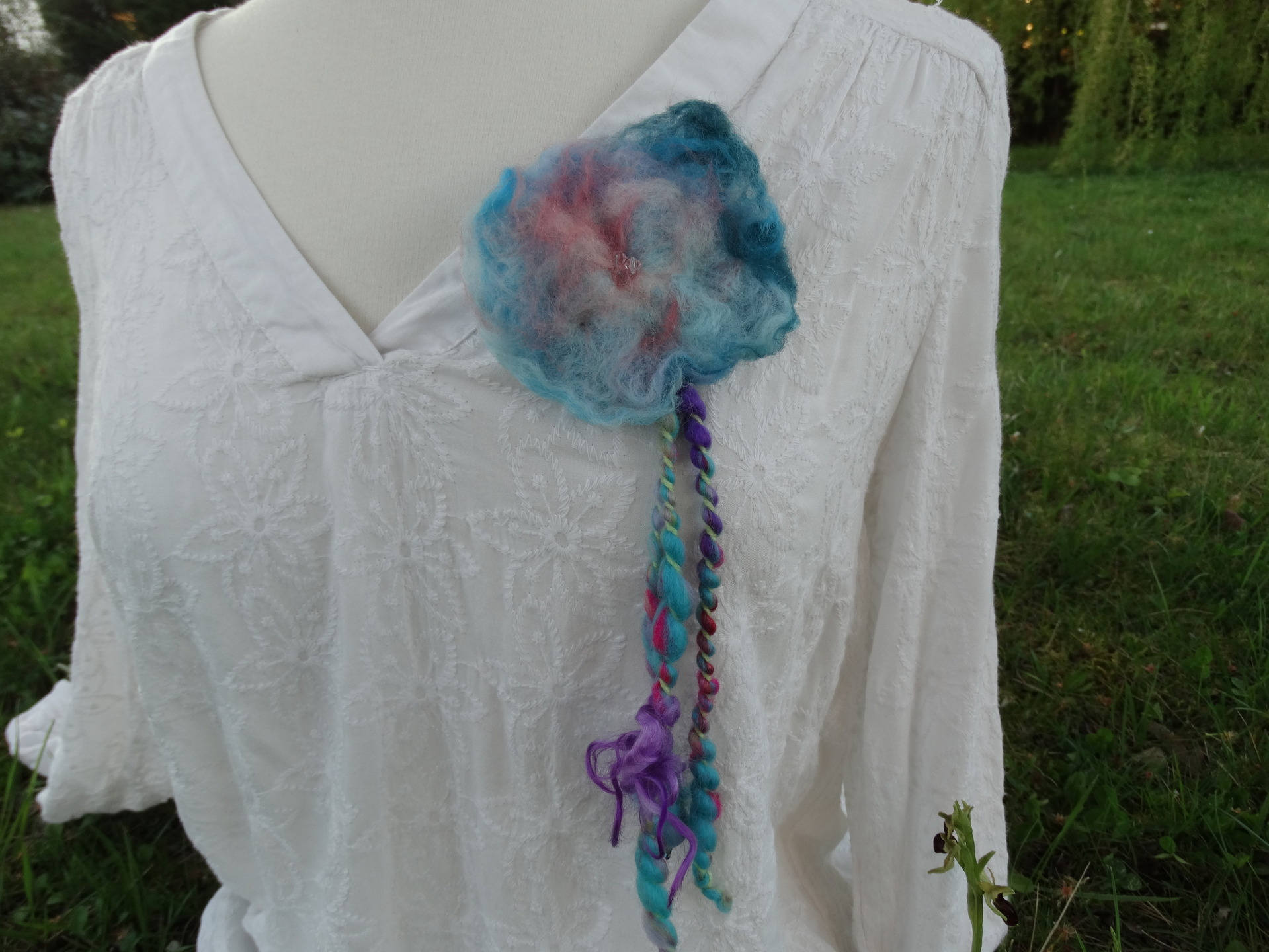 Gefilzte Und Gesponnene Wollbrosche "Blaue Pfingstrose" von Lainageek