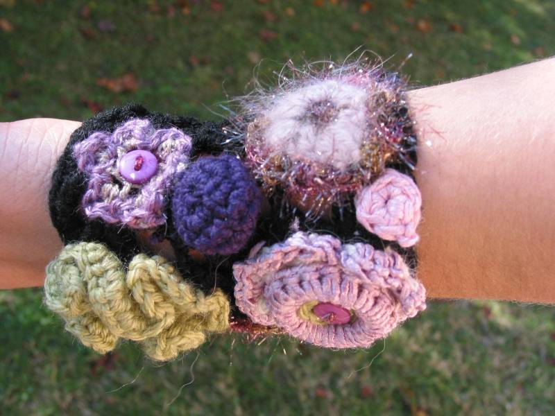 Gehäkelte Blumenmanschette Aus Merino Und Ausgefallener Wolle von Lainageek