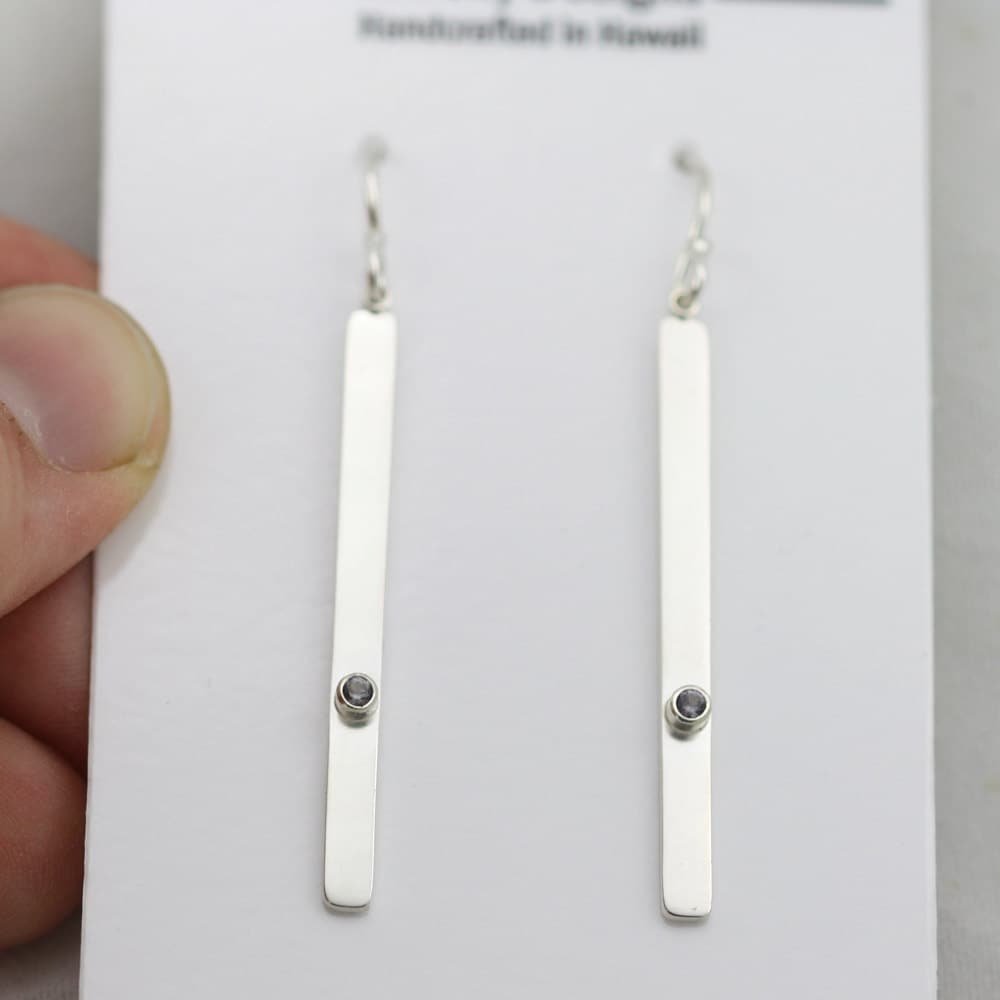 1 Stein Am Schaft Ohrring, Sm. | Alexandrit 1 Stein Am Schaft Ohrring, Sm. | Alexandrit von LaineBenthalldesigns