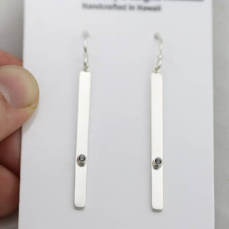 1 Stein Am Schaft Ohrring, Sm. | Alexandrit 1 Stein Am Schaft Ohrring, Sm. | Alexandrit von LaineBenthalldesigns