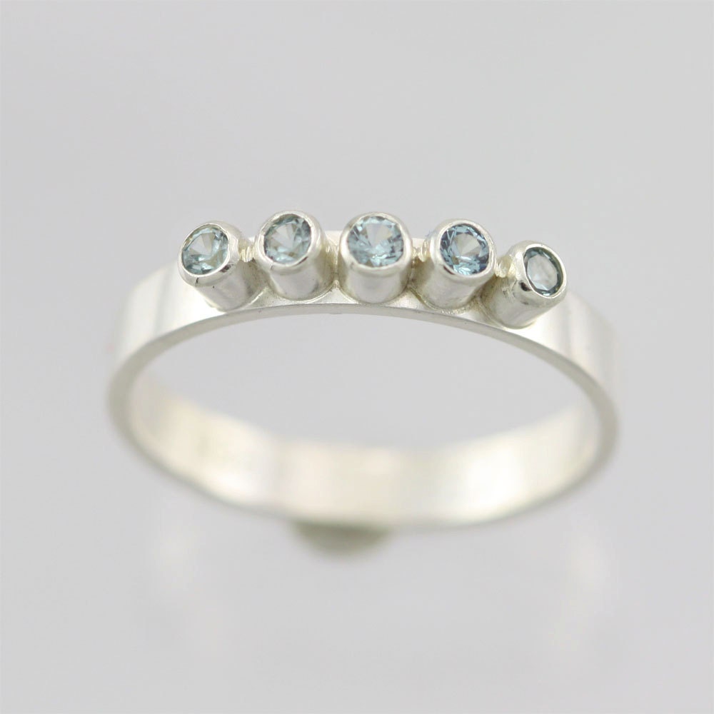 5 Steinring | Blauer Zirkon Auf Bestellung Gefertigt von LaineBenthalldesigns