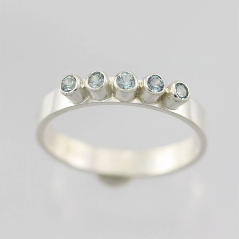 5 Steinring | Blauer Zirkon Auf Bestellung Gefertigt 5 Steinring | Blauer Zirkon Auf Bestellung Gefertigt von LaineBenthalldesigns