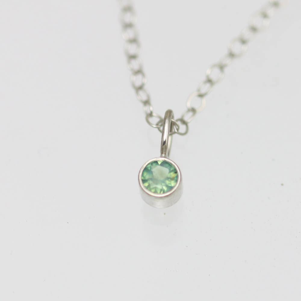 Alexandrit Tropfen Kette in 585 Weißgold von LaineBenthalldesigns