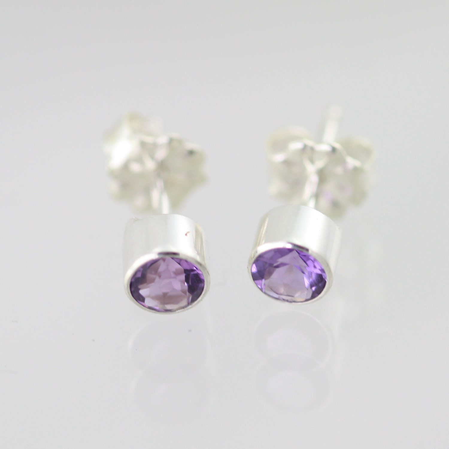 Amethyst Drop Studs, Lrg. in Sterling Silver von LaineBenthalldesigns