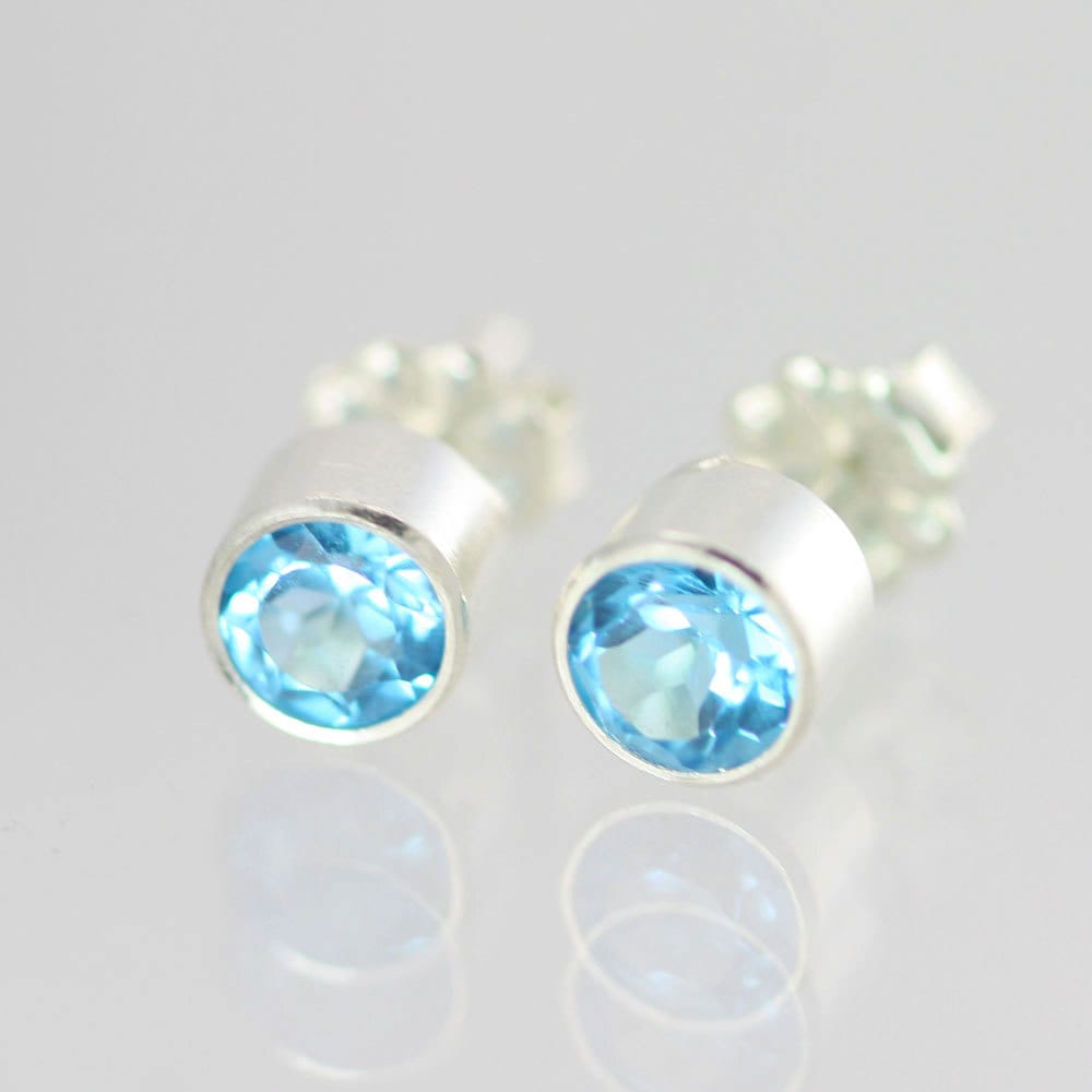 Blaue Topas Tropfen Ohrstecker 5mm Sterling Silber von LaineBenthalldesigns
