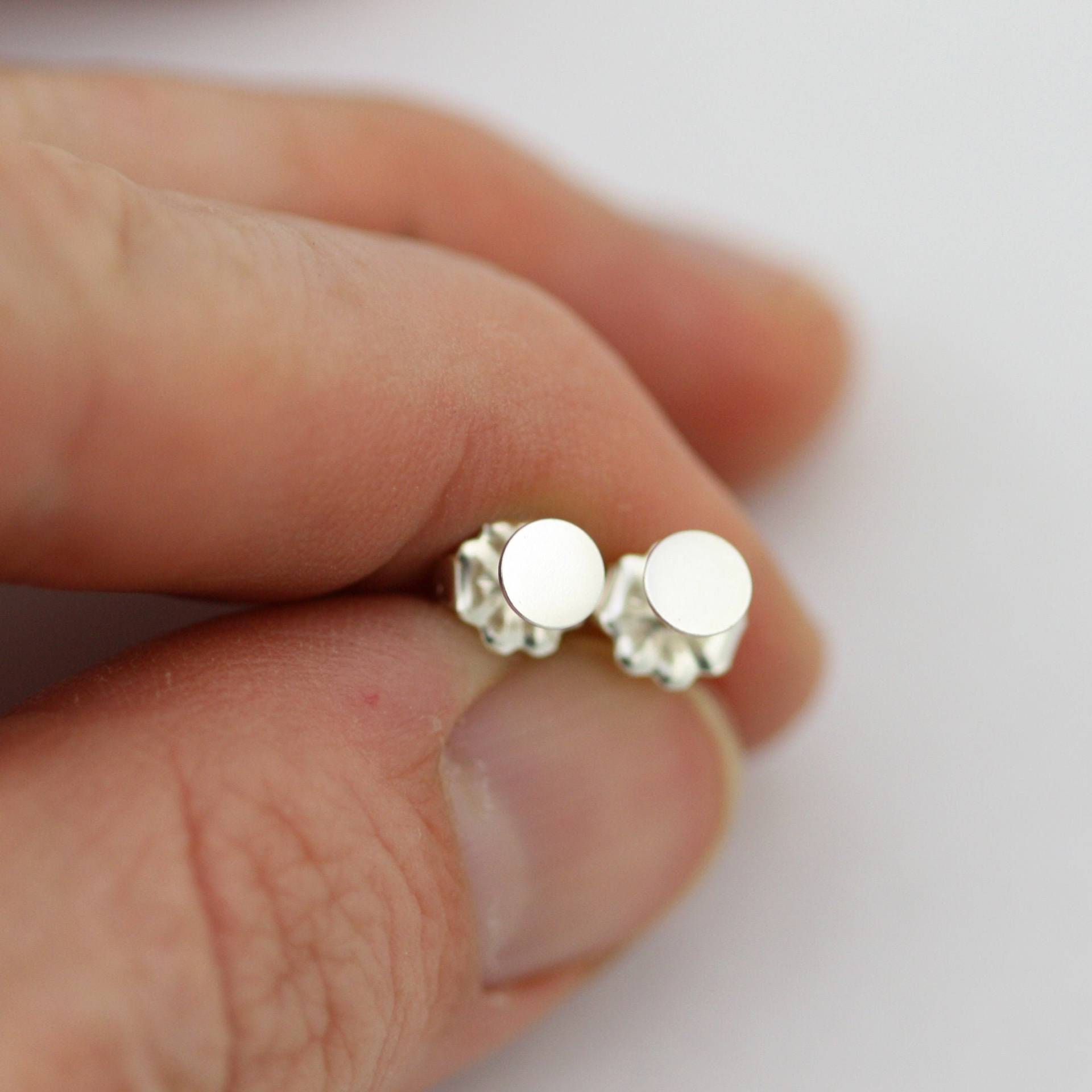 Dot Post, Klein in Sterling Silber von LaineBenthalldesigns