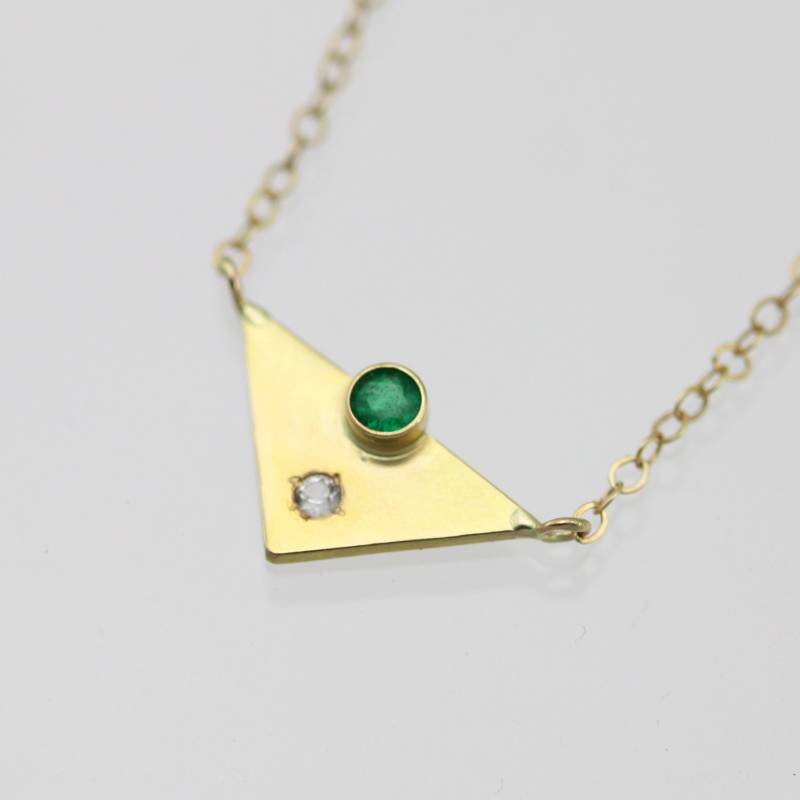 Dreieck Mit 2 Steinen | Smaragd, Weißer Topas in 14K Gelbgold von LaineBenthalldesigns