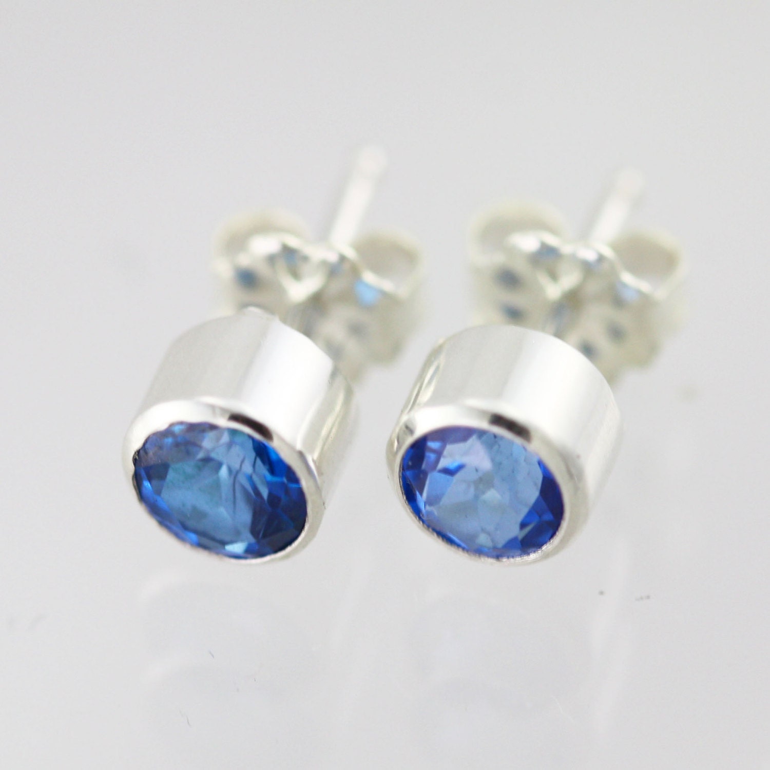 Eisblaue Topas Tropfen Ohrstecker 5mmsterling Silber von LaineBenthalldesigns