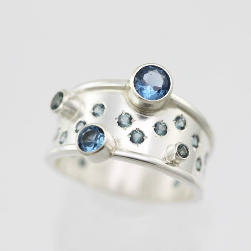 Galaxy Ring in Sterling Silber | Blauer Zirkon Auf Bestellung von LaineBenthalldesigns