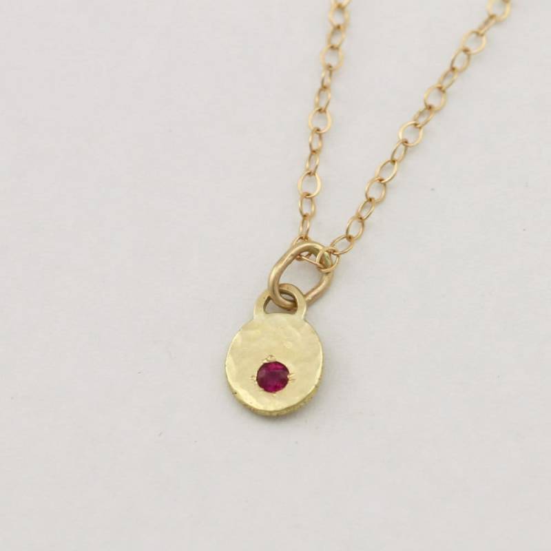 Gehämmerte Chunk Halskette Mit Ruby Xs in 585 Gold von LaineBenthalldesigns